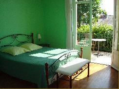 le lit 1,60x2 m et l'accès à la terrasse